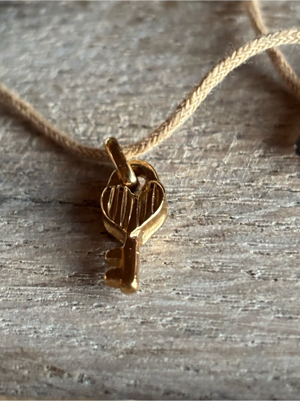 Uno de 50 Gold Tone Key Charm